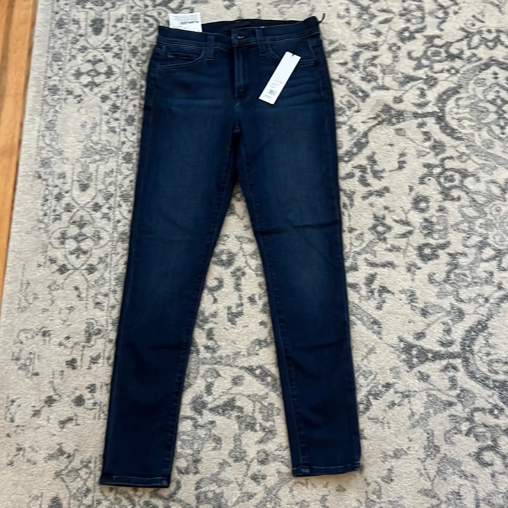 Joes Jeans Gemini Denim size 28.

$168.00 retail

28” inseam

9.5” rise